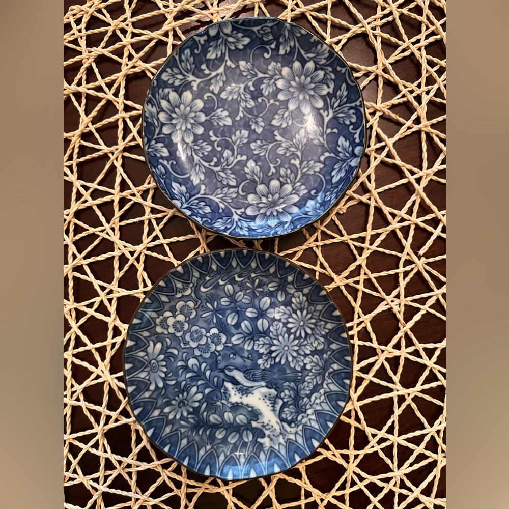 Blue and white floral with bird Asian coin plate  and white flower